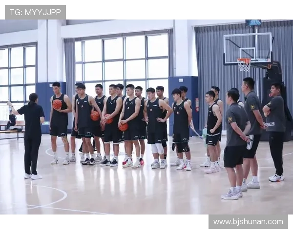 中国篮球联赛全新赛季揭幕 大牌球员纷纷加盟引发激烈关注 中国篮球联赛全新赛季揭幕 大牌球员纷纷加盟引发激烈关注