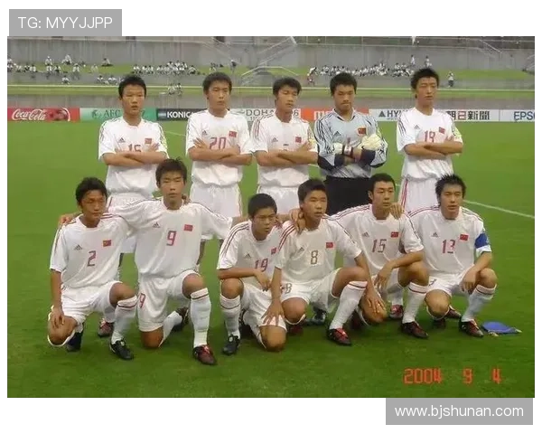 中国足球队新阵容亮相 备战亚洲杯决赛阶段全力冲击冠军 中国足球队新阵容亮相 备战亚洲杯决赛阶段全力冲击冠军