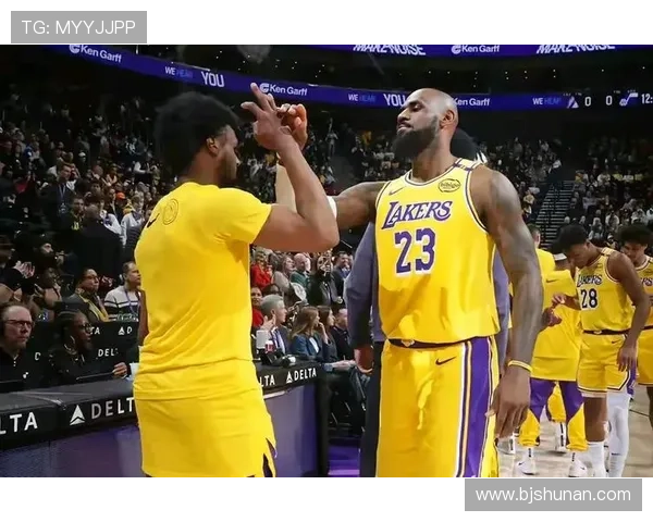 詹姆斯新赛季表现亮眼 湖人迎战勇士力争季后赛席位 詹姆斯新赛季表现亮眼 湖人迎战勇士力争季后赛席位