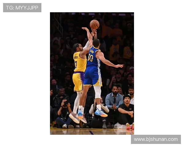 勇士队迎战湖人迎来关键对决 库里与詹姆斯展开新一轮巅峰对决