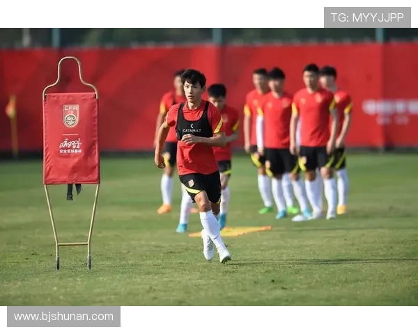 国足新帅上任首训倍受关注球队备战世预赛全力冲击晋级目标新篇章