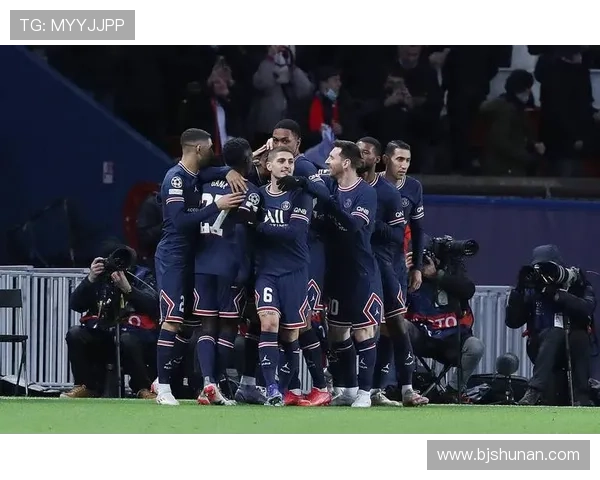 梅西转会巴黎圣日耳曼后首次亮相赛场表现精彩引发球迷热议