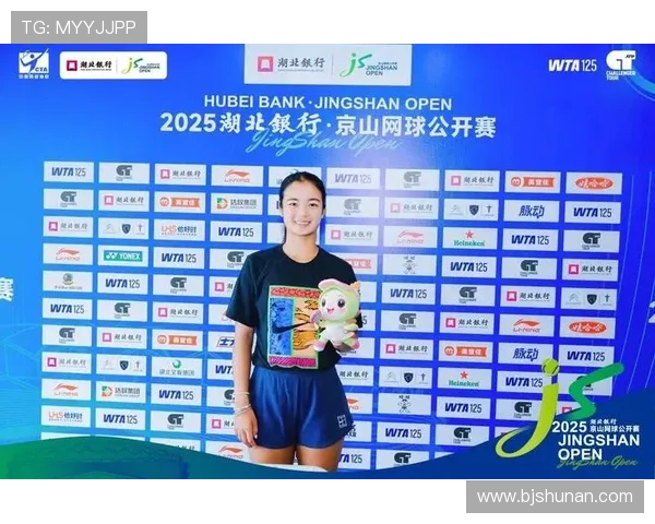 网球大师赛揭幕战精彩纷呈 新星崭露头角老将拼搏力争荣誉