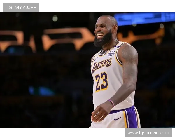 詹姆斯迎来新赛季挑战 湖人队新援表现备受期待球队目标冲击总冠军